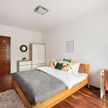 Wola Sunset Free Parking *